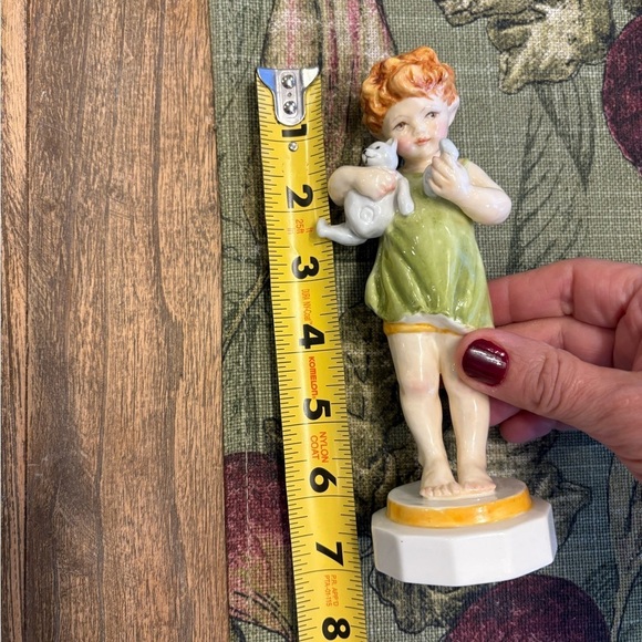 Royal Worcester Made in England Hand Painted Boy Figurine - Picture 9 of 10